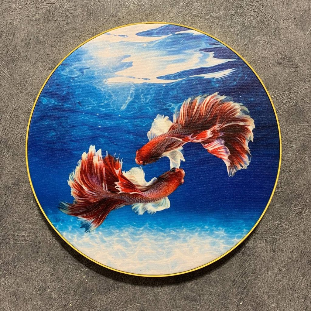 تابلو بوم فنگ شویی آیلاموند - طرح دو ماهی قرمز با قاب طلایی1