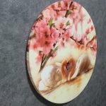 تابلو بوم فنگ شویی آیلاموند - طرح دوقو با شکوفه‌های هلو
